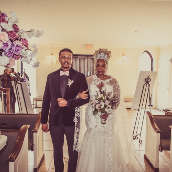 Pre-Owned Lace Embroidered Wedding Dress W/ Glitter Train - Picture 5 of 11